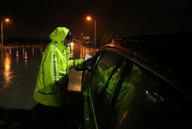 雨中警察图片