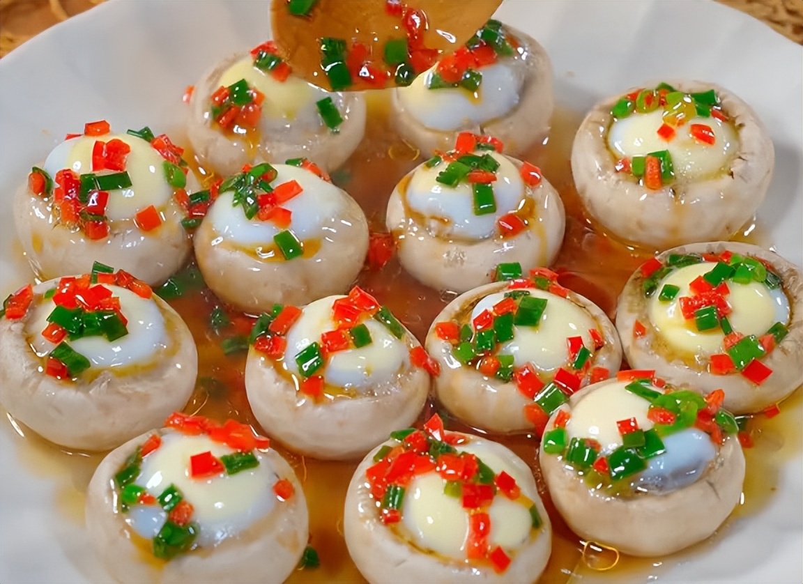 大厨教你口蘑鹌鹑蛋的家常做法,营养鲜美,一口一个吃了还想吃