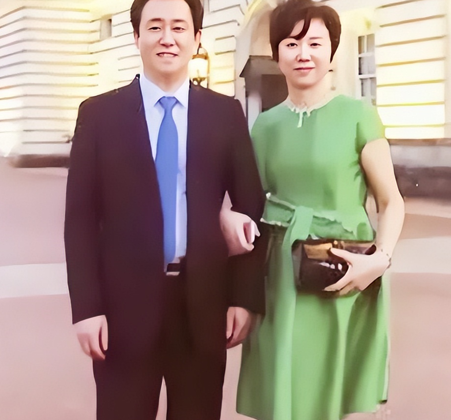许家印妻子丁玉梅,陪着丈夫创业,如今带走几百亿下落不明