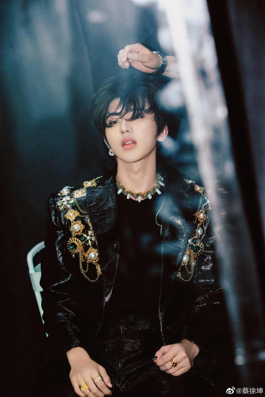 6月26日,狗仔江小宴直播爆料称顶流明星蔡徐坤与一