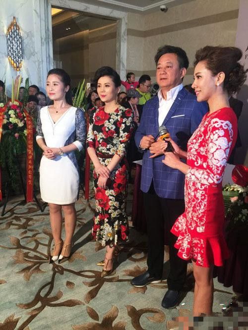 朱军妻子谭梅晒近照,出去磨皮的效果,五官还是挺精致的呢!