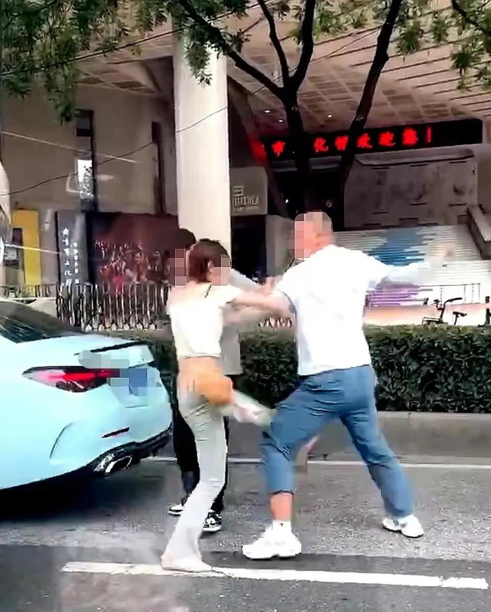 南京街头突发路怒冲突,壮汉和小情侣起冲突,一拳将女孩牙齿打掉