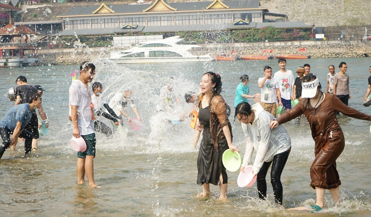 西双版纳迎来泼水节,男女老少边唱边跳,迎接傣历新年到来