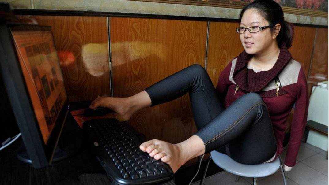 成都无臂女孩活成了让人羡慕的样子,在网上火了,真美!