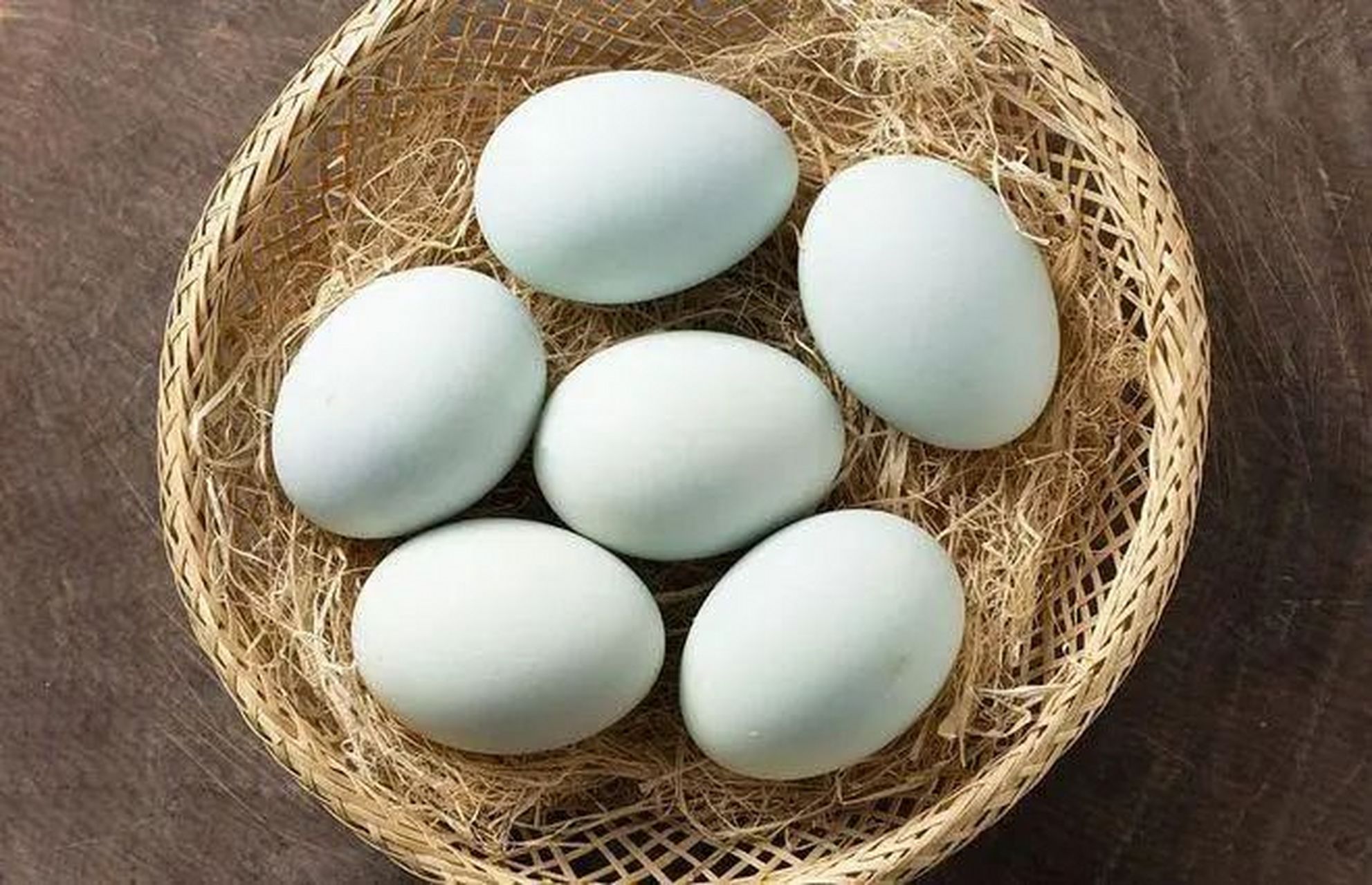 绿壳鸡蛋是华绿黑鸡,三峡黑鸡,绿壳蛋鸡所产的鸡蛋,外壳为深绿色