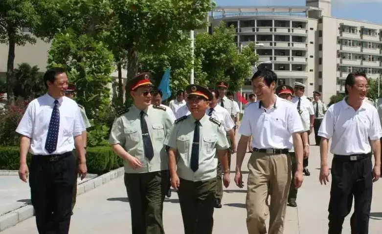 他開國只是上尉,後來擔任總後勤政委,88年升中將,6年後成上將