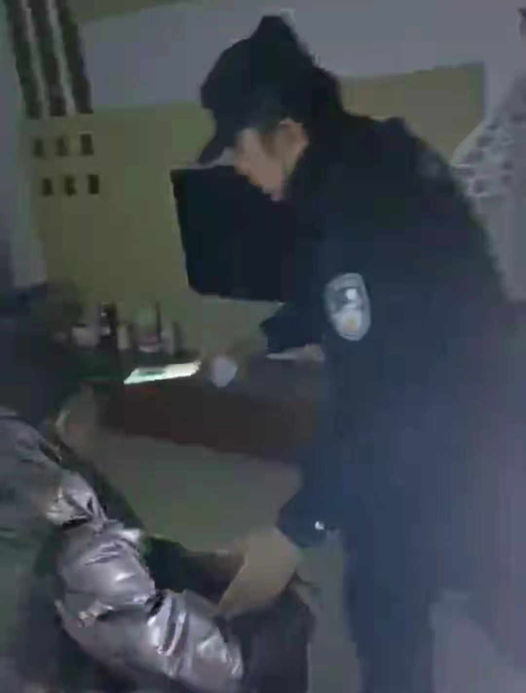 湖北孝感特警送“醉酒男”回家 几天后“醉酒男”送特警鲜花 9210