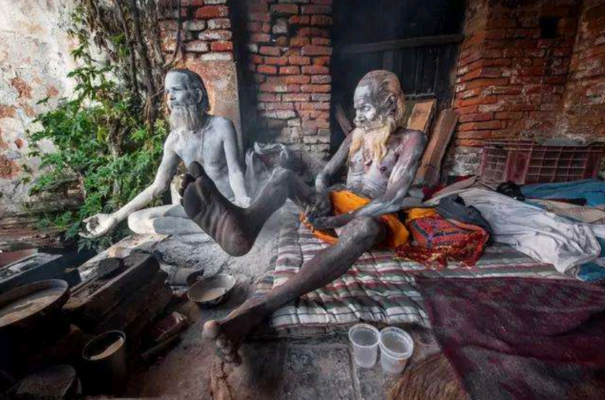 印度食尸族:吃恒河里面的尸体,还喜欢把骨灰抹在身上