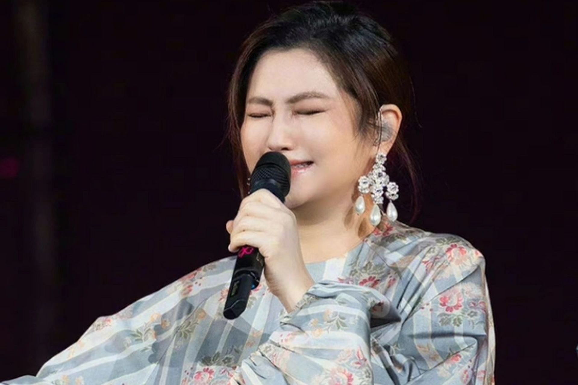 田馥甄演唱会合体 hebe一直用的就是有logo的蓝色麦克风 selina用的用