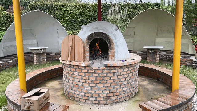 在高温烤炉的烘烤下,浑圆饱满,色泽金黄,香气四溢的手工月饼就做好了