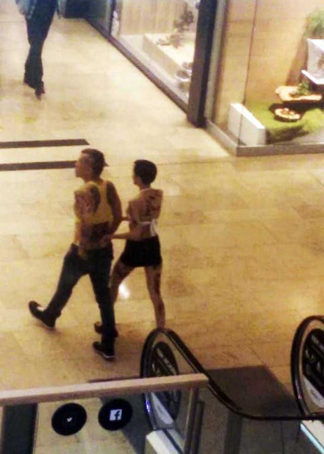 泰王衣品辣眼!偏爱小背心啤酒肚突兀,低腰裤掉到裆想做社会人?