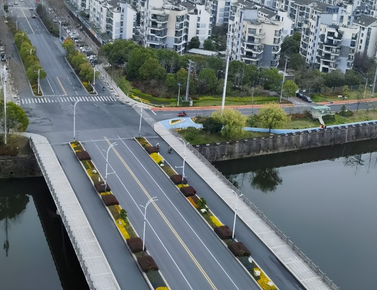 美國道路比中國破舊 說明美政府不亂花錢!媚外人士舔出新高度