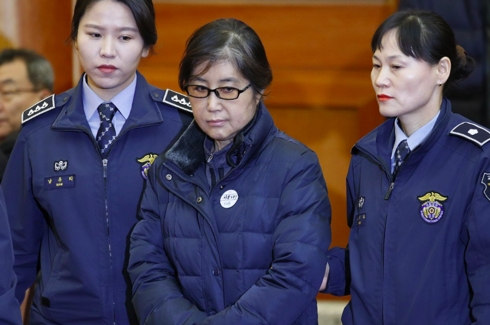 1974年朴槿惠的母亲被刺身亡后,崔太敏就成了朴槿惠的精神导师,据说崔