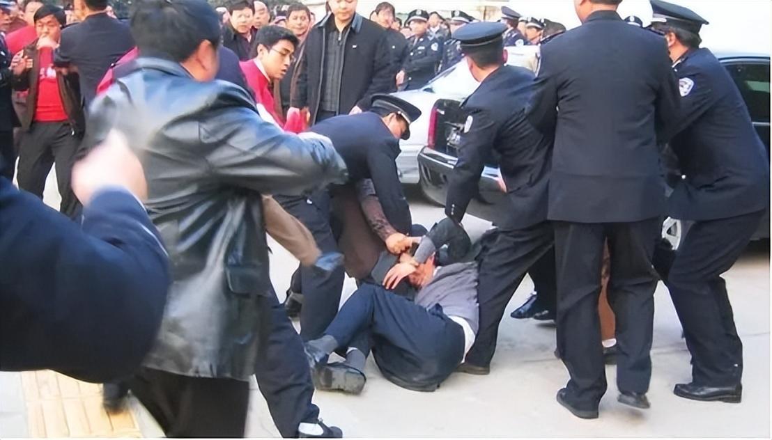 忻州购物广场暴力事件:警方迅速抓获违法行为人!