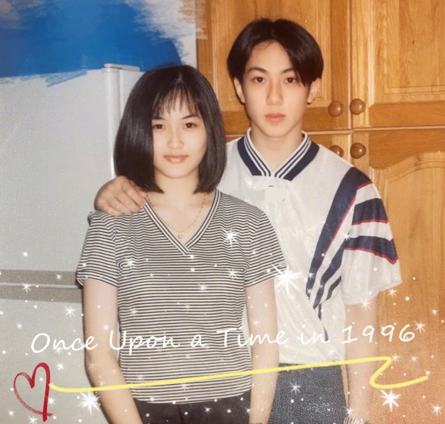 吴尊首次晒初恋照,25年前妻子穿条纹t恤清纯可人,女儿最像妈