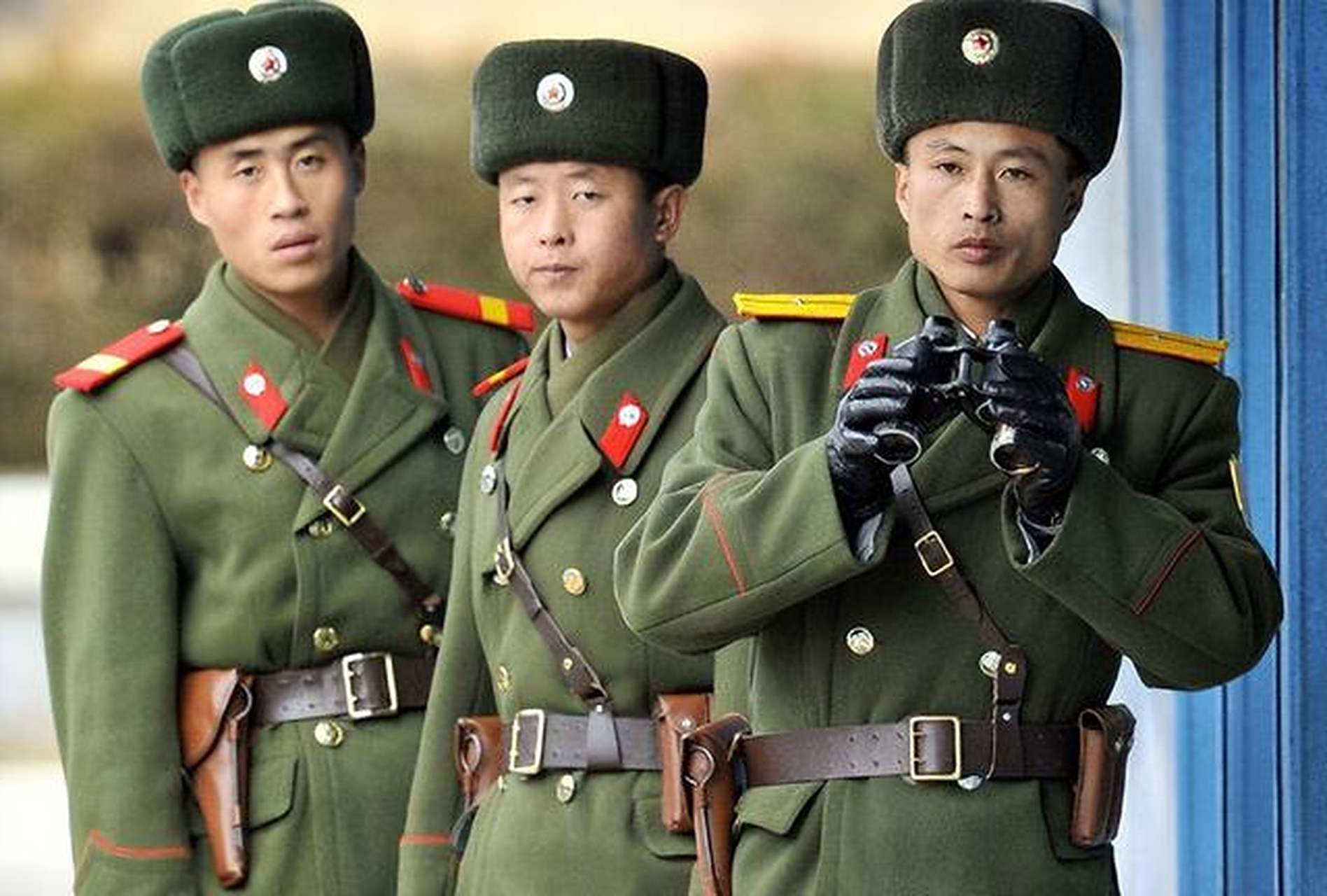 对于朝鲜男人来说,成为公务员不仅仅是一份工作,更是一种荣誉和地位的