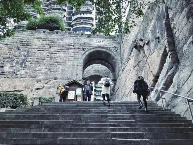 重庆711公交车事件:政府取消"7"字头公车,牵出七星岗灵异事件