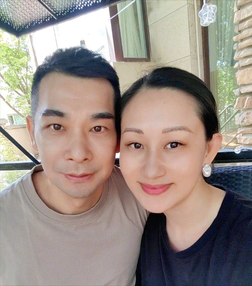 赵文卓晒结婚17周年视频,被嘲老气横秋,妻子是他3位女贵人之一
