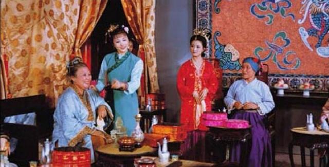 刘姥姥进大观园,为何被贾母看中?你看刘姥姥一进贾府时干了什么