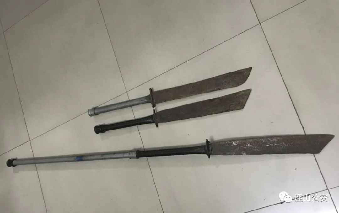 两名年轻人街头上演"古惑仔",手持管制刀具,结果