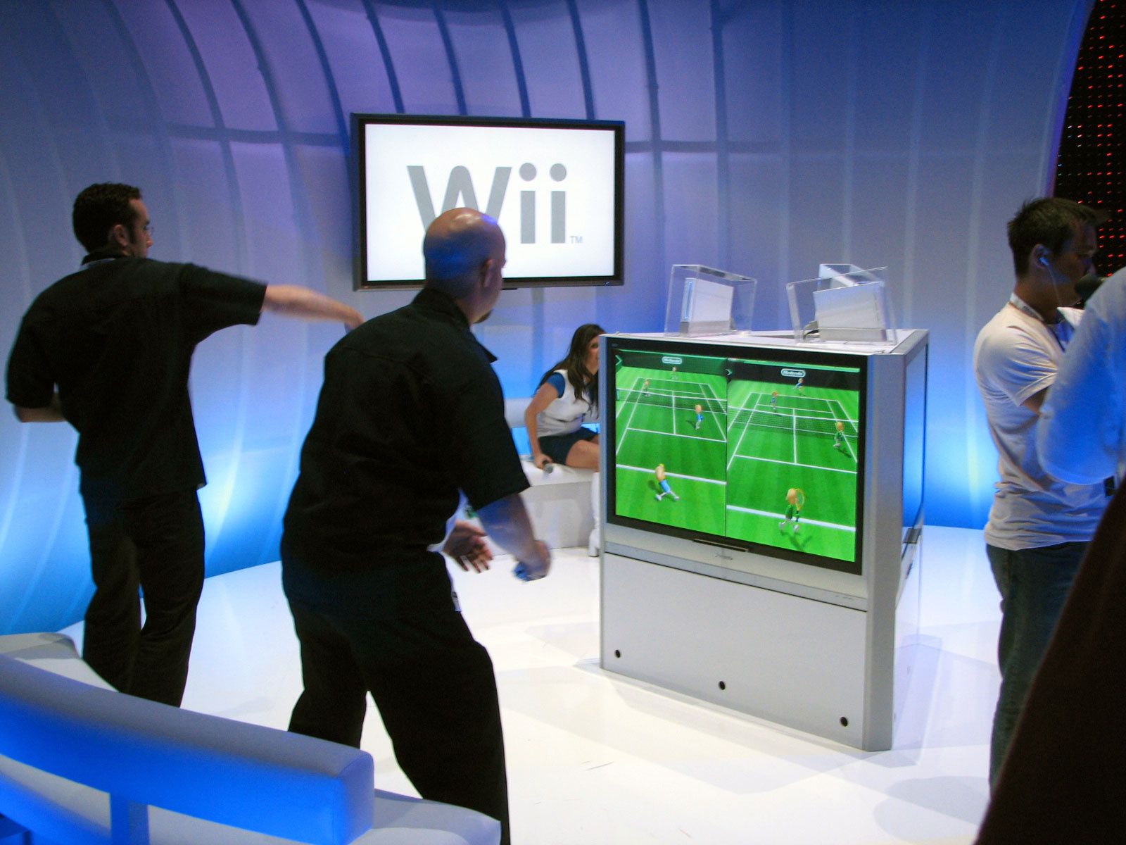 wii(2006年)- 第一款具有运动控制器的游戏机