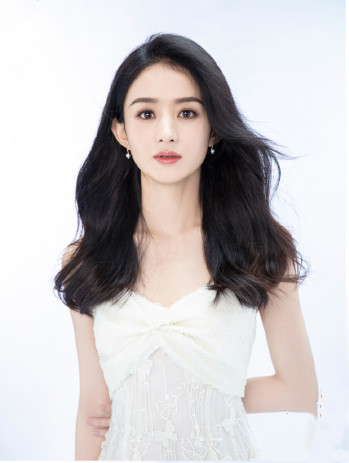 赵丽颖不愧为拼命三娘,拍新剧身材又暴瘦,蝴蝶结白裙少女感十足