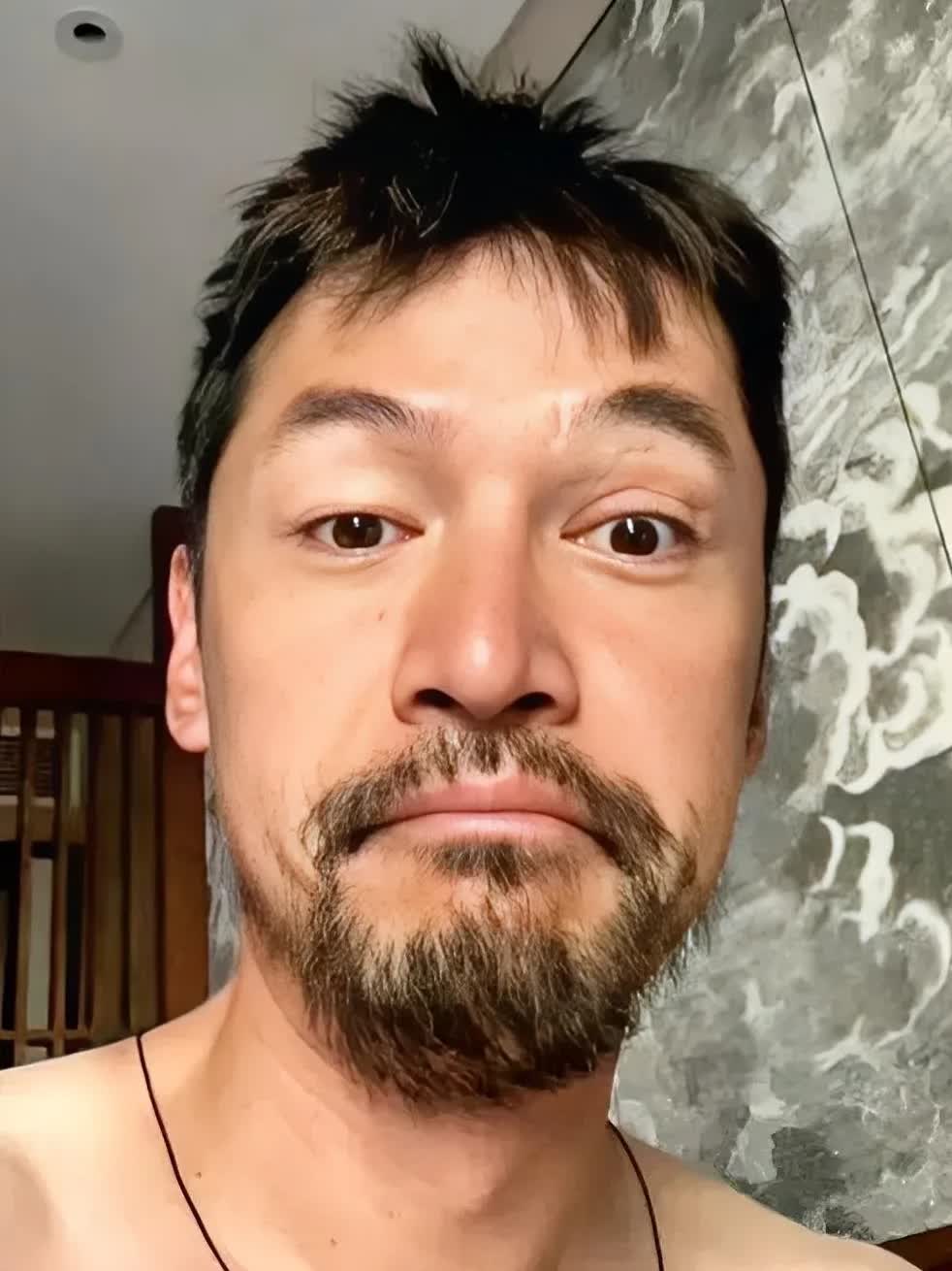 胡歌抑郁了不穿上衣发照片网友心疼关注