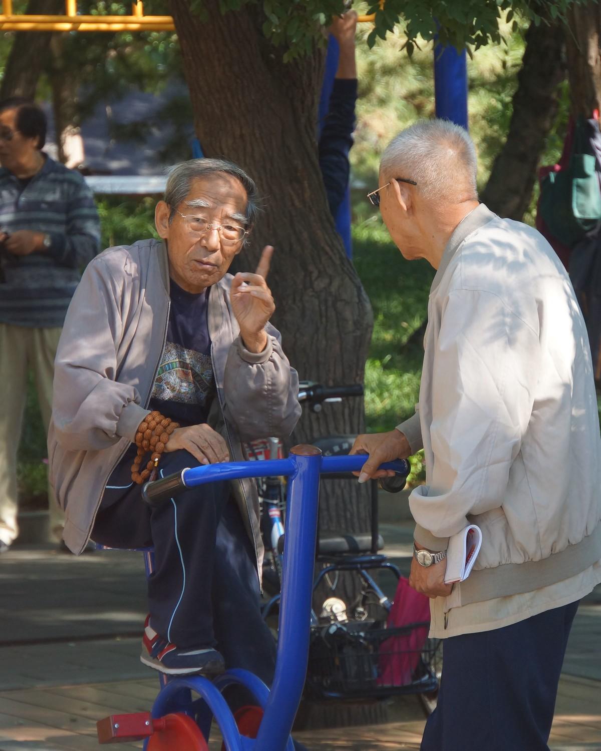 回顾:退休老人组队青岛吃海鲜,73岁农民扛水泥!到底打了谁的脸