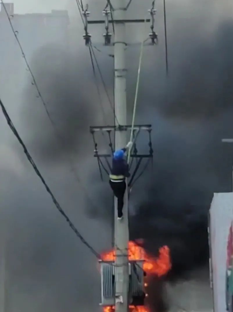 事故案例 2021年8月30日,辽宁盘锦一处 变压器着火,电力工作人员爬上