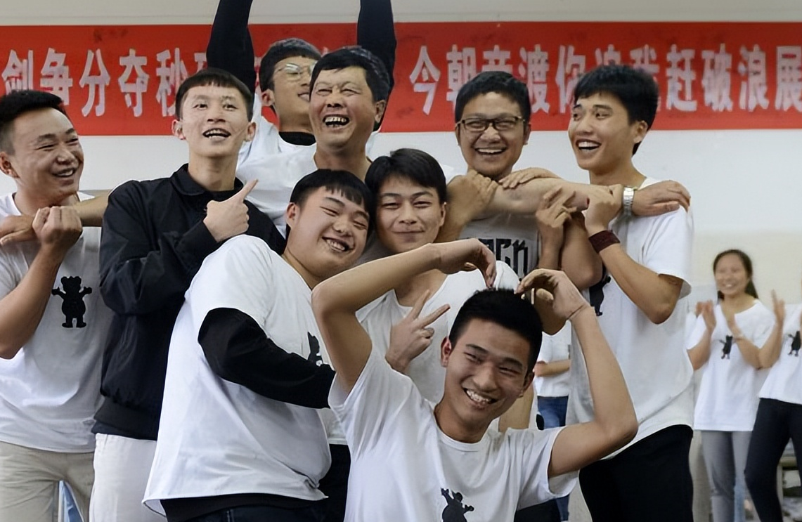 高考结束后发现,普通班鸡头和重点班凤尾差距大,幸好当初没选错