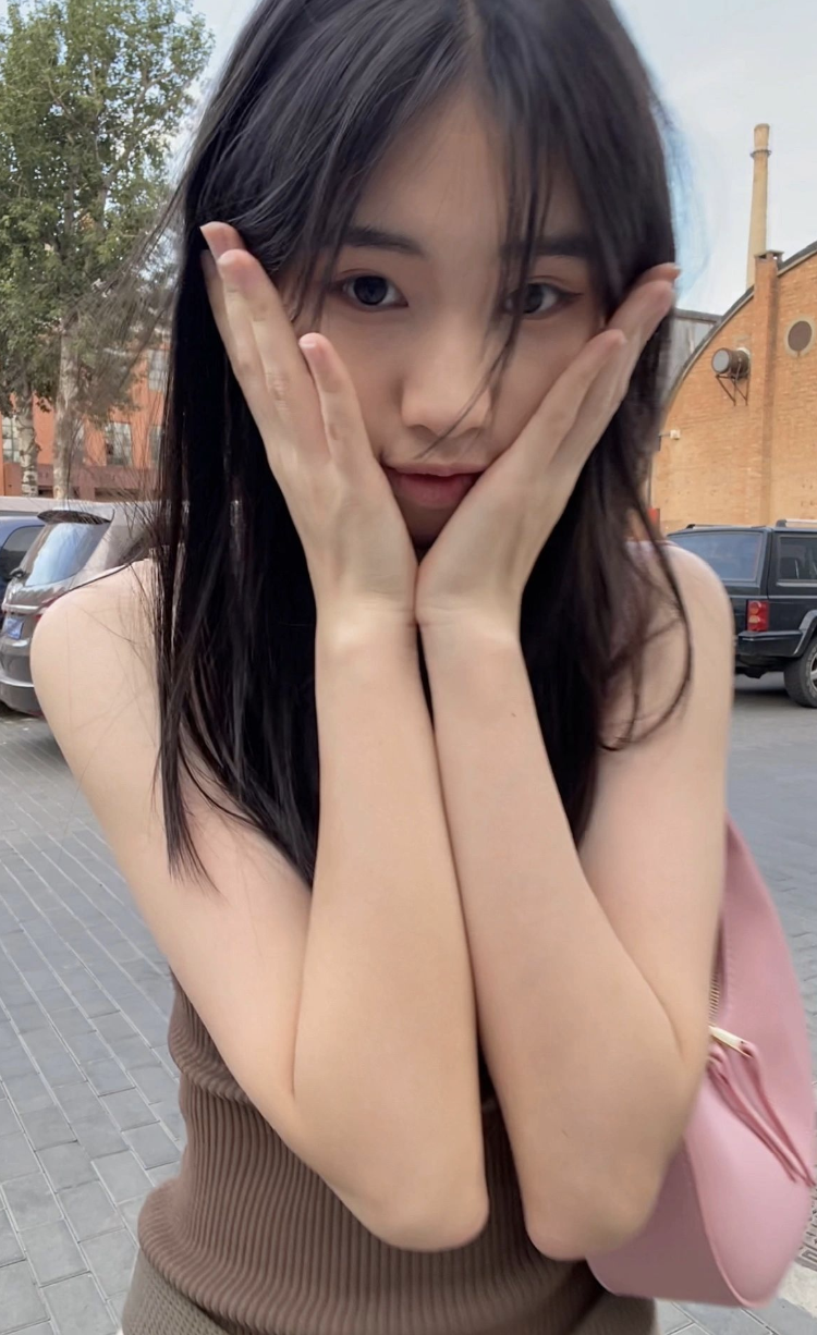 冯小刚女儿徐小朵父亲节晒父女合照,被讽刺领养,本尊霸气怒怼