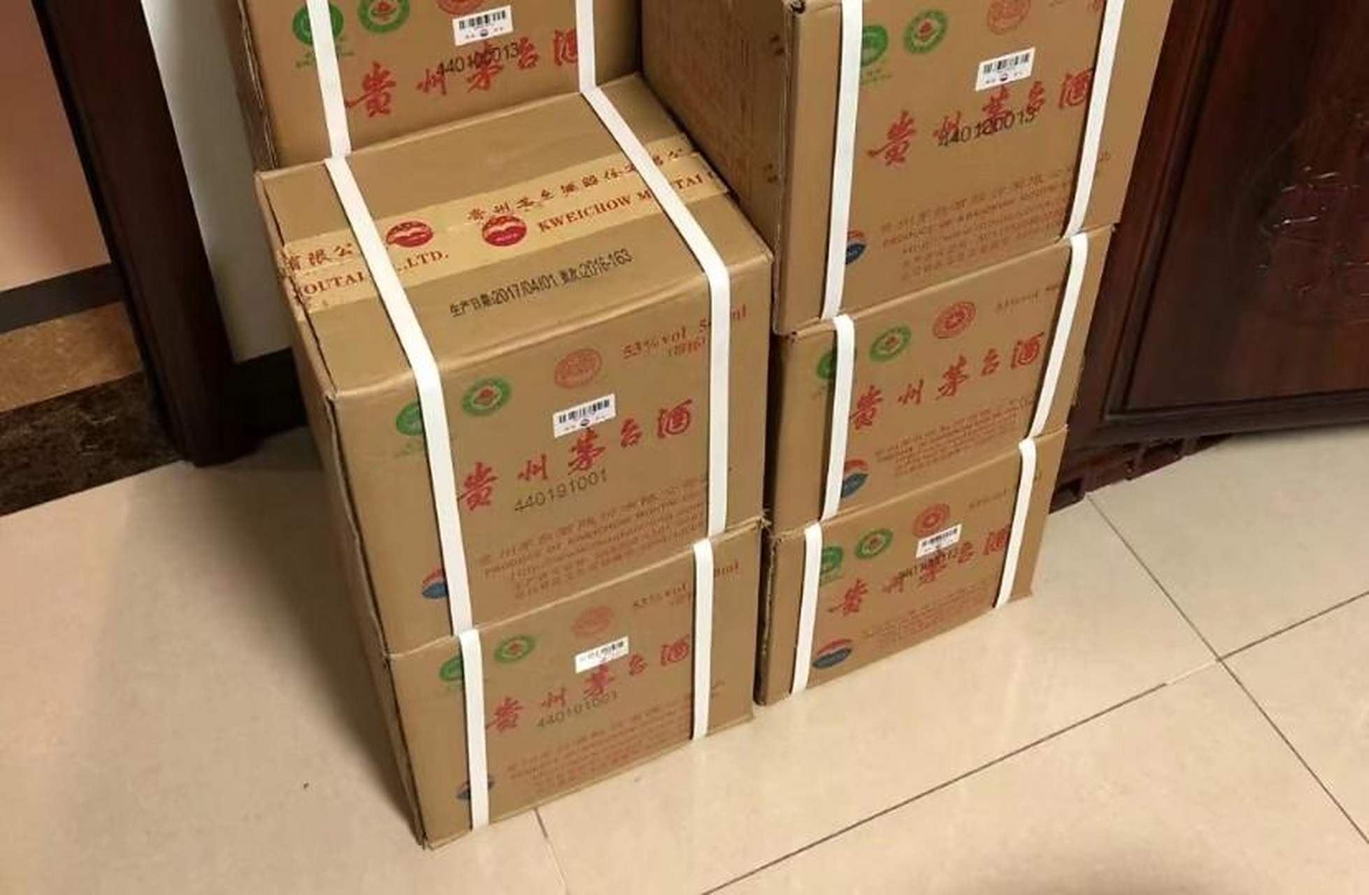 广东深圳,一男子在白酒商行购买了15箱茅台酒,总花费110868元,15年后