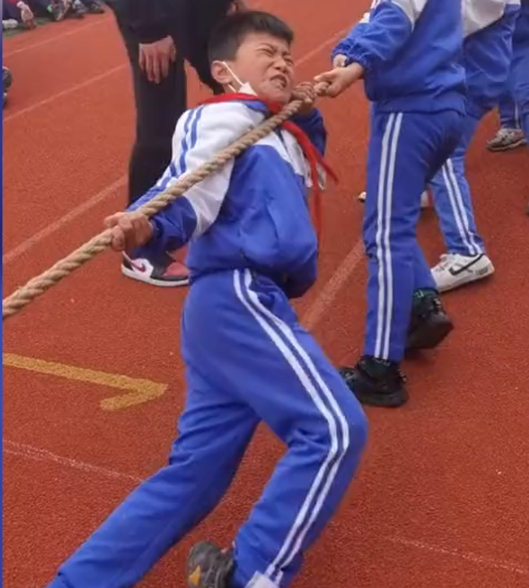 爱拼才会赢!山东小男孩拔河比赛上拼尽全力,看表情是真不想输!