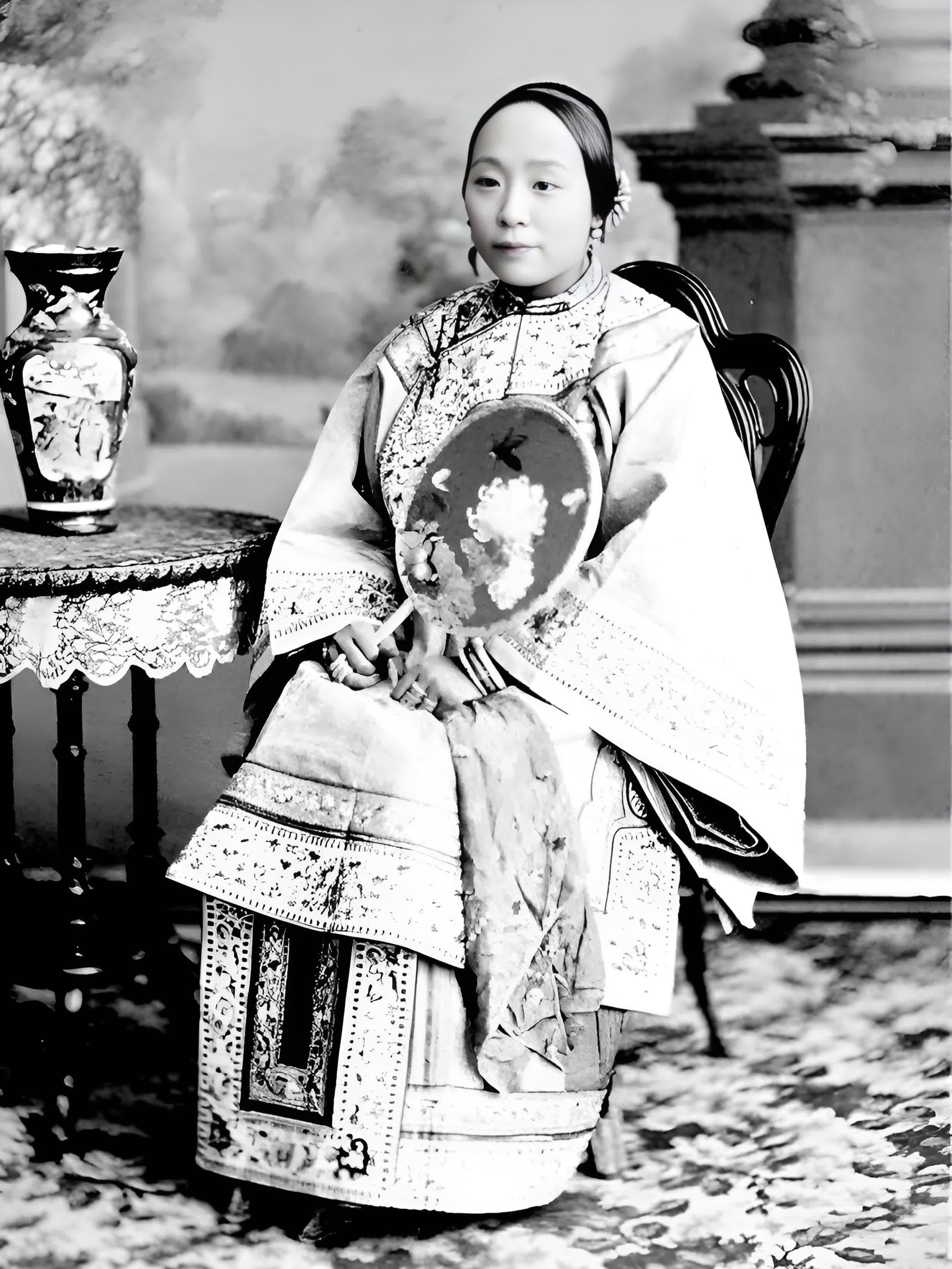 特别是她们精心梳理的头发配上