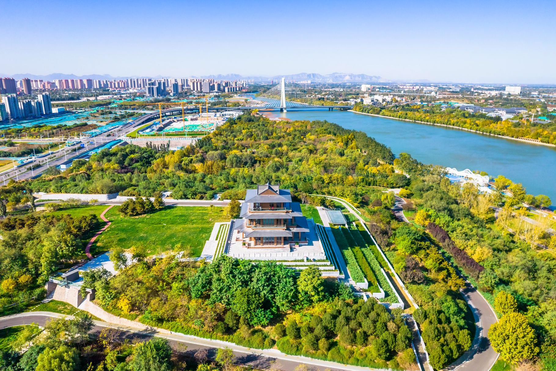 石家庄太平河片区,这里有网红桥和卧虎山公园,还能欣赏城市美景