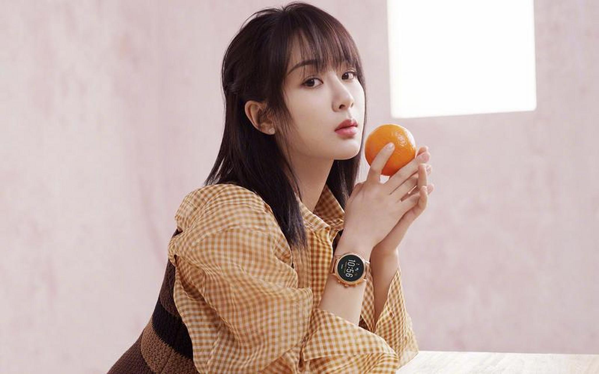 杨紫和李一桐的直播互动引发关注,李一桐透露杨紫将出席gq时尚盛典,对