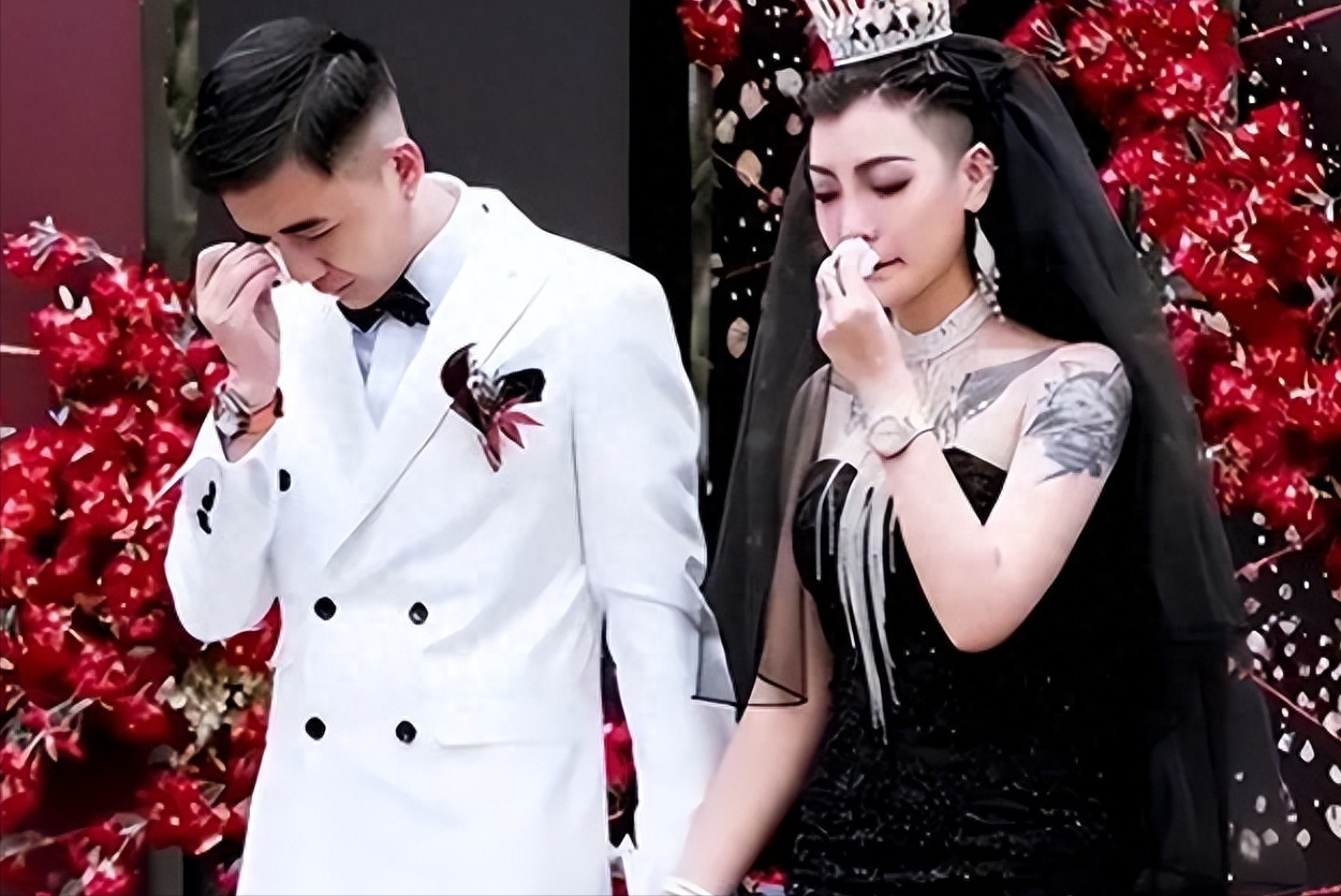 是传统还是不满?孙铱弟媳穿黑色婚纱,婚礼氛围凝重显另类