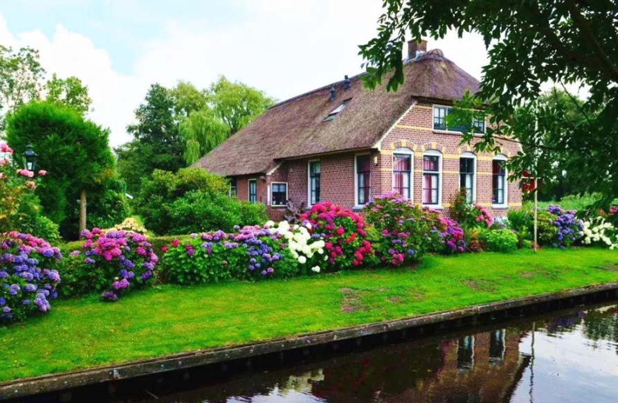 荷兰这个童话般的小镇,没有公路景色优美,被称为荷兰威尼斯