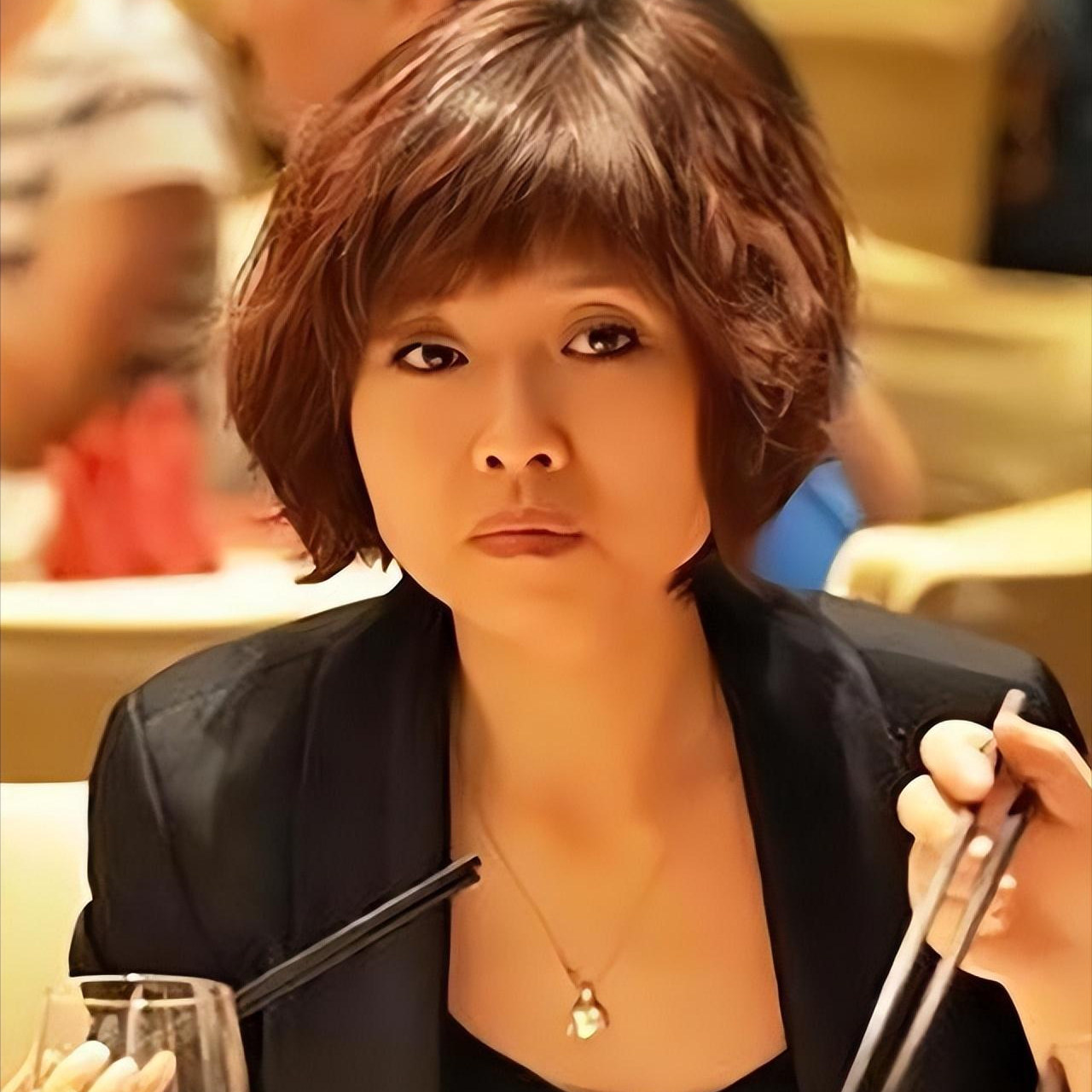 刀郎前妻杨娜生女40天后抛夫弃女刀郎爆火后再现她后悔惨了