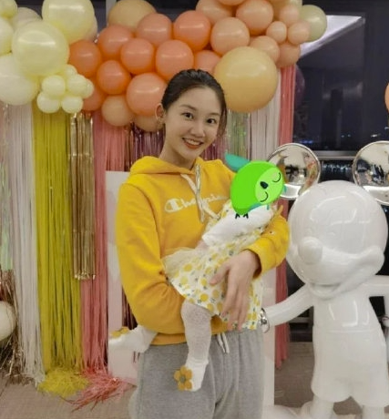 郑恺苗苗女儿百日宴现场图曝光 夫妻二人甜蜜切蛋糕