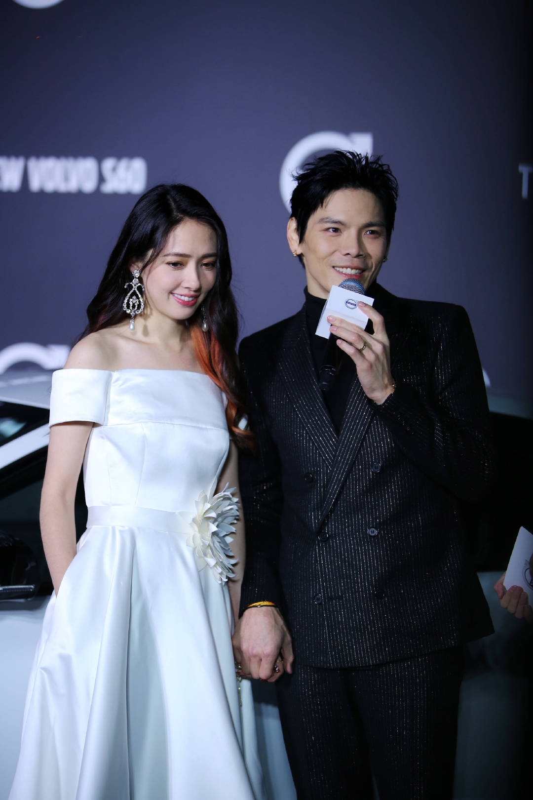 郭碧婷向佐又撒狗粮,一袭白色露肩连衣裙配长卷发,气质越发高贵