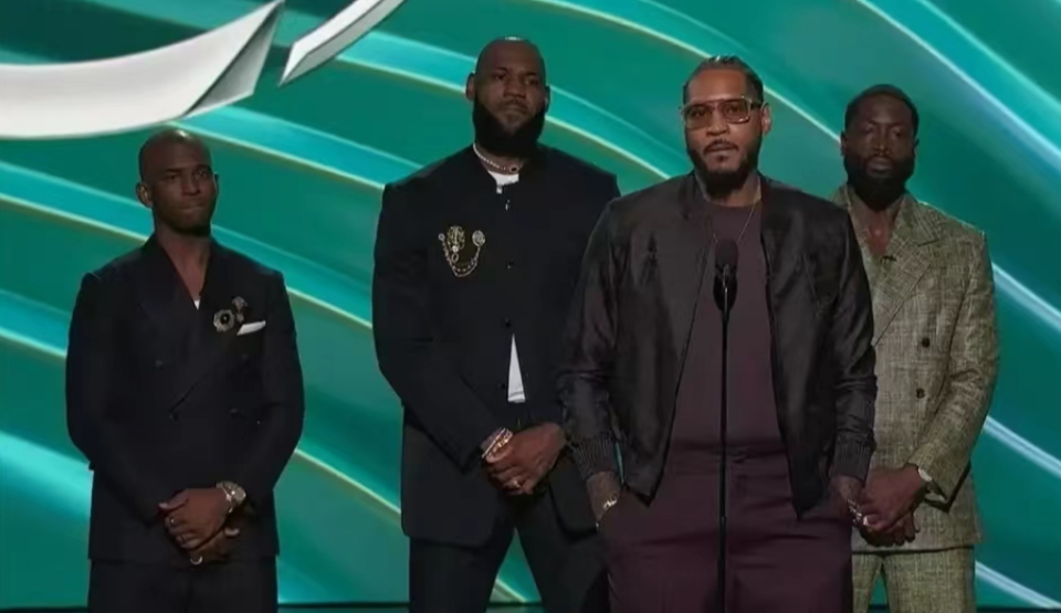 镜头前自戴王冠!风尘四侠合体,詹姆斯官宣继续征战nba