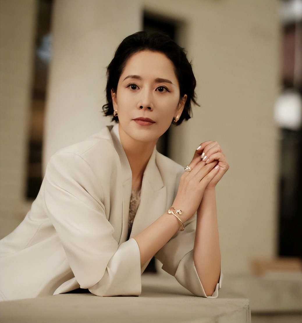 黄金新时代:梦金园与老铺热切争市,演员海清成金融巨星!