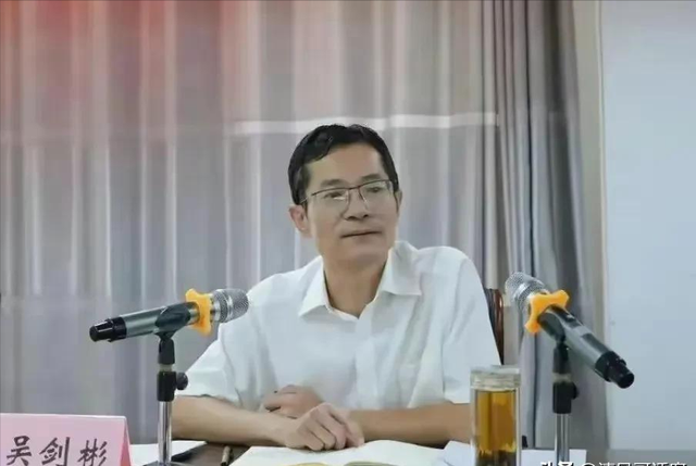 7月2日晚间,近段时间有5名学校校长被查,触目惊心,教育腐败何时休