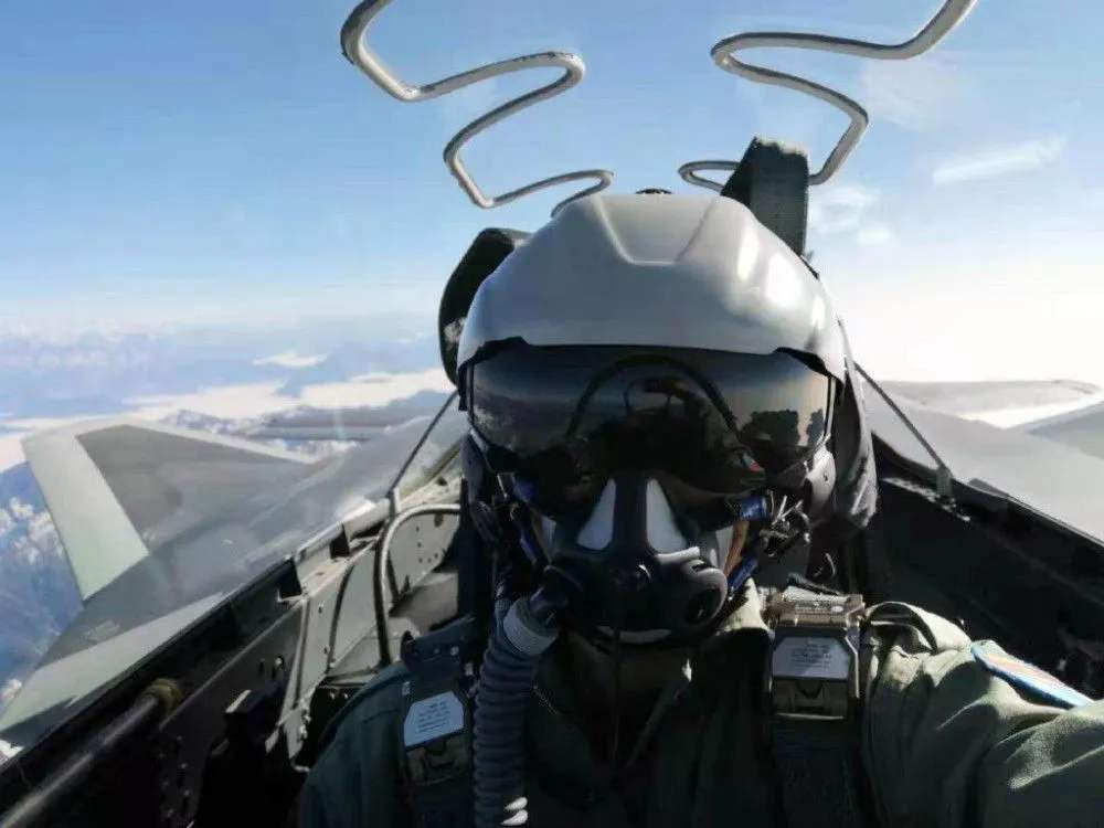 歼20的雷达有多先进?飞行员需要穿防护服,否则容易生病