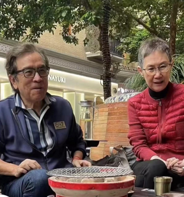 76岁姜大卫罕晒近况,头发花白下巴肉多似发福,曾被曝想移居内地