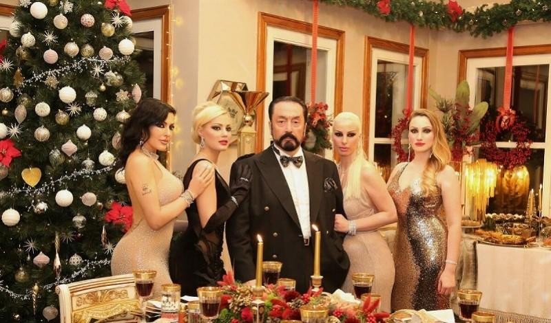 土耳其恶魔教主:洗脑上千名少女,藏6.9万颗避孕药,被判1075年