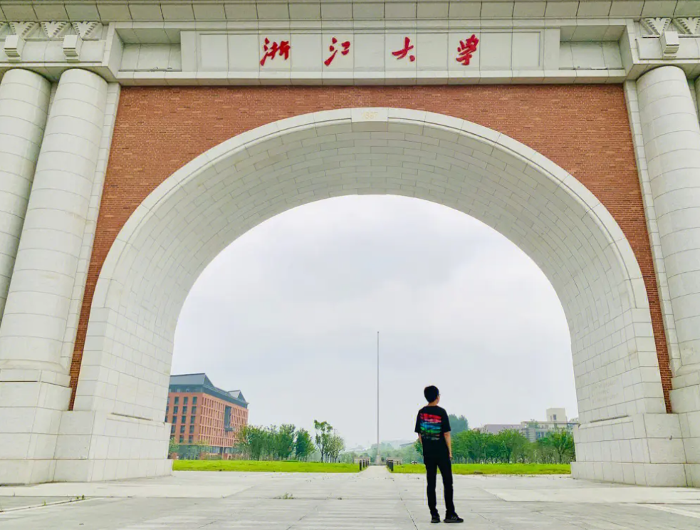 浙江大学一女生毕业典礼跪留学生被刷屏!应谩骂还是祝福