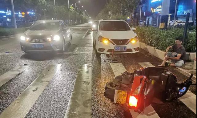 摩托車飛撞前車,墜地後又被後車撞,司機受傷卻要負全責