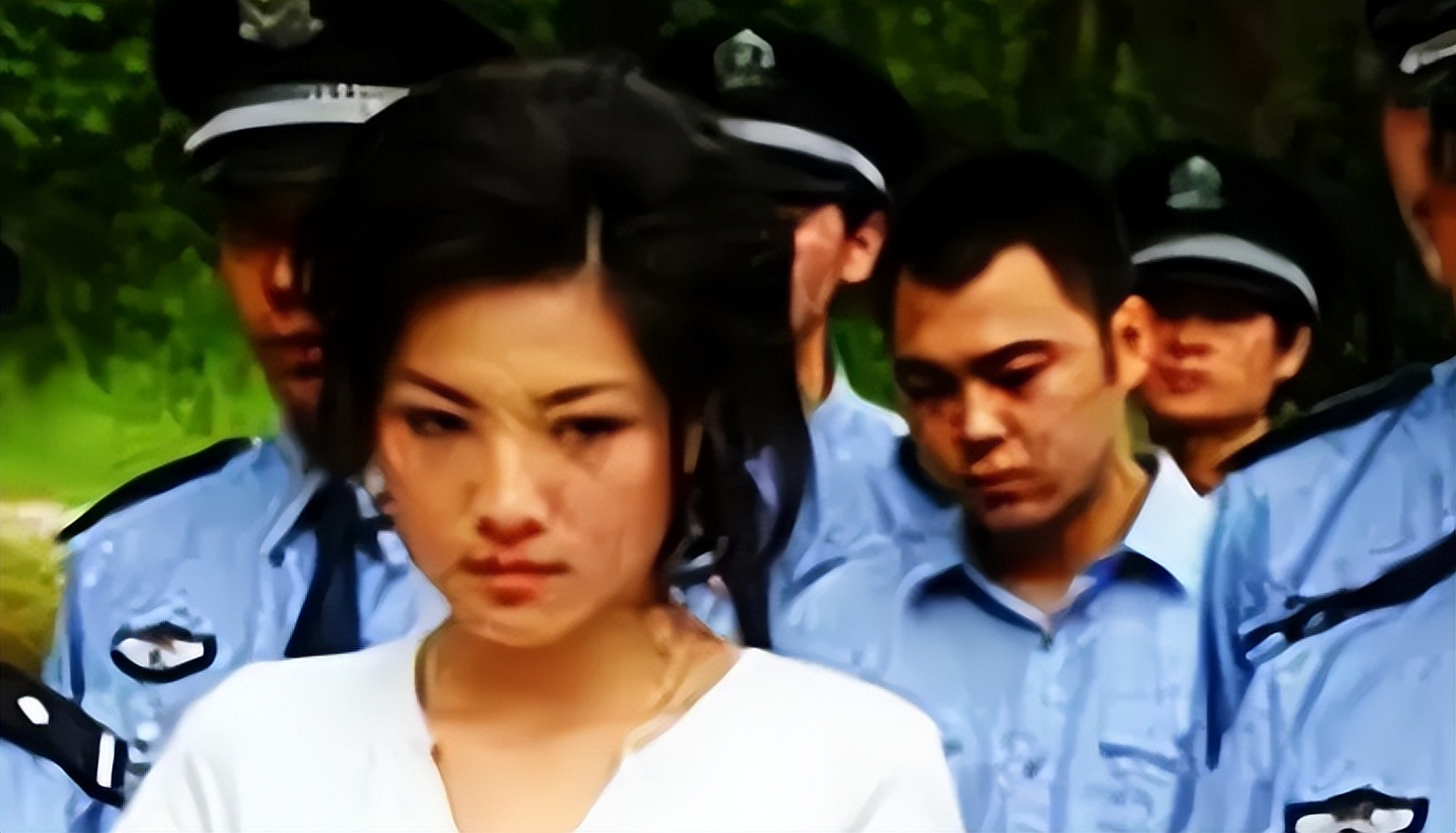 2005年,被枪决后的毕丽梅在被推进火化炉时突然死而复活,家属见此跪求